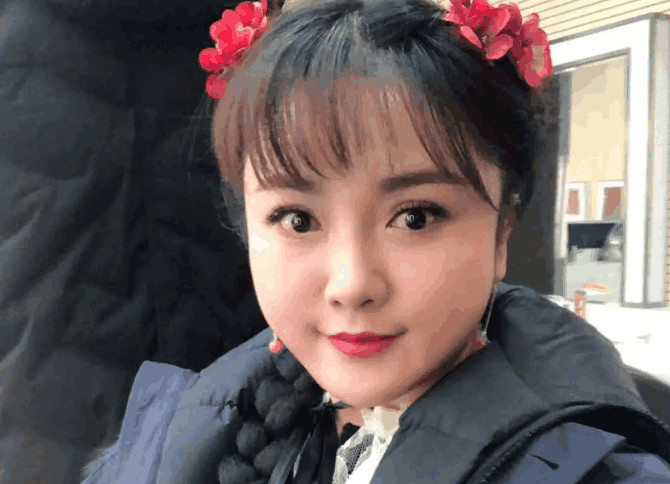 小桃红近照曝光,16岁演丫鬟成名,37岁肤白貌美,女儿像杨幂