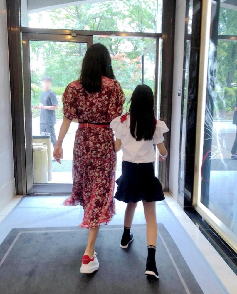 金喜善罕见秀母女合照，9岁女儿拥有大长腿，身高到妈妈肩膀