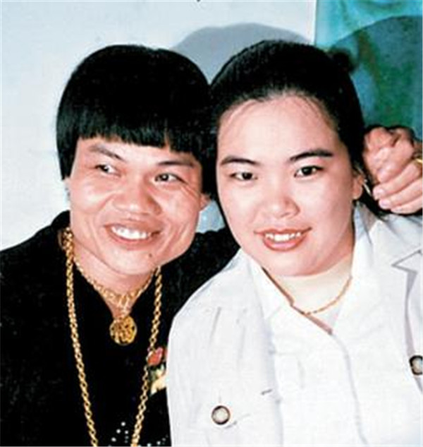 香港黄金丑星,娶娇妻却被榨光千万财产想自杀,60岁身家过亿