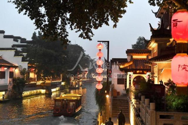 2020年7月29日晚,江苏南京,游客在夫子庙景区参观游览.