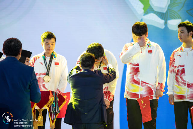 中国军团第8日:苏炳添百米破纪录夺冠 女篮狂