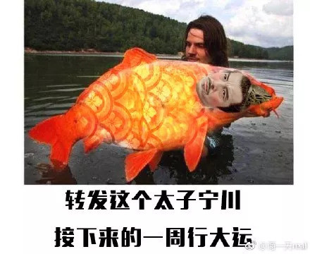 靠六块腹肌圈饭的大叔原来是这样的表情?锄地扛搞笑图片表情包图片