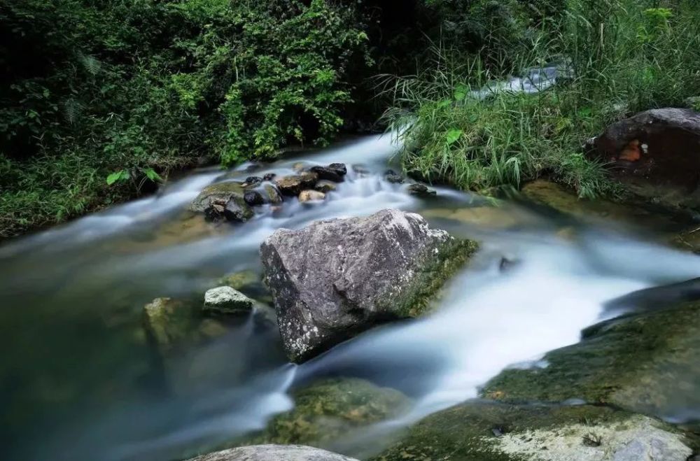 昆仑山七瓮井可以说走的真是一条地地道道的天然山泉水,透明的溪水