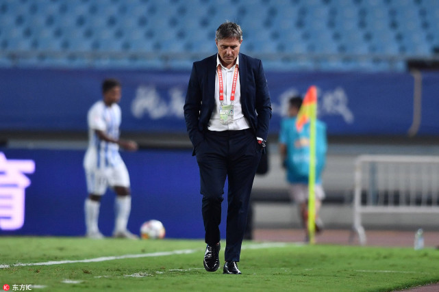 特谢拉轻松洞穿富力防线 斯帅替补席怒摔教练证