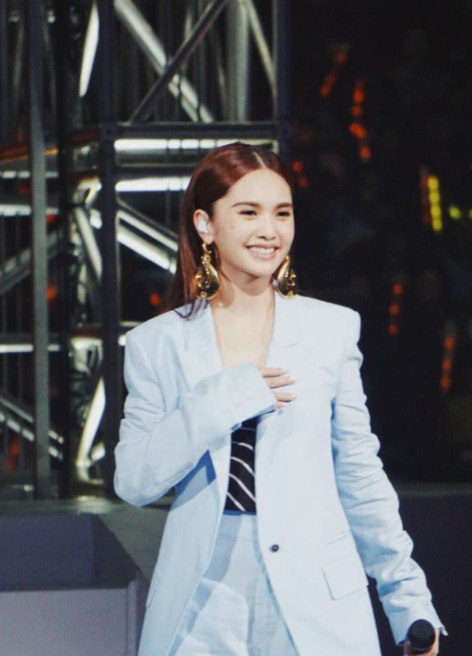 杨丞琳北京演唱会，与王心凌合体唱哭粉丝，当场亲吻令粉丝尖叫