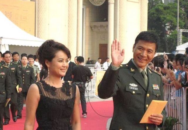 折,茹萍的婚姻不太如意,一共有过两段婚姻,第一次结婚的对象是奚天鹰