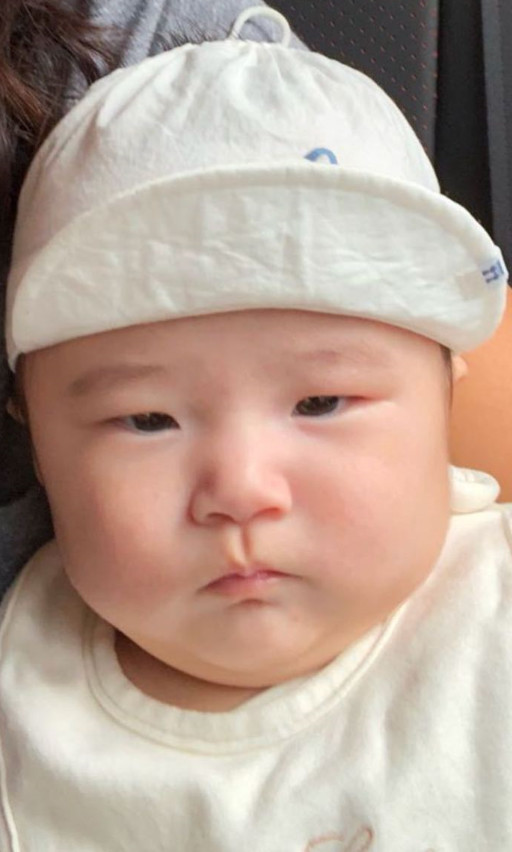 黎明首晒女儿正面照,奶凶的表情和黎明神似,网