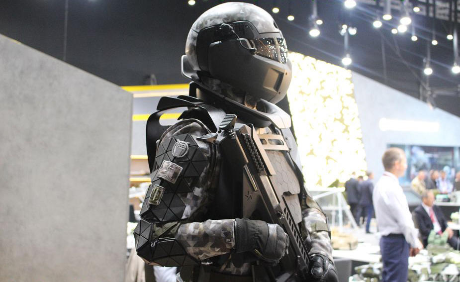 俄军新型单兵作战服科幻感爆棚 士兵穿上它可单手持机枪射击