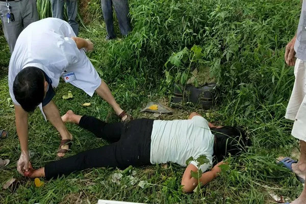 邵阳新邵15岁少女骑车不慎冲下石桥 警民全力