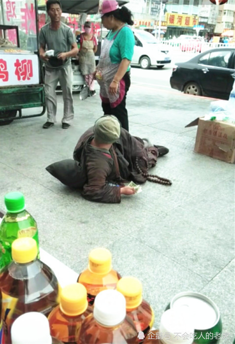 男子在路边跪地乞讨,每次一元成当地网红,网友:这种人