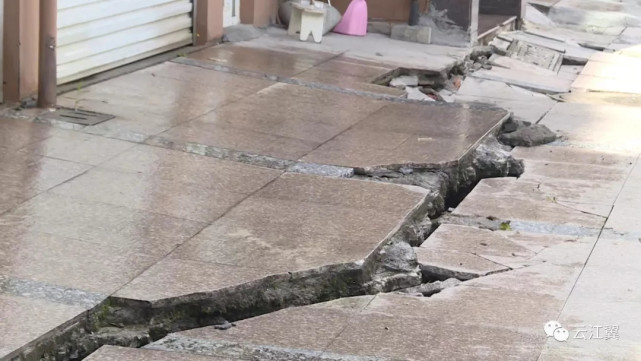 小区地面沉降裂缝长达30米 物业居民都很忧心