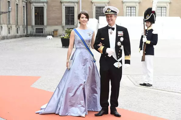 灰姑娘的水晶鞋:瑞典王子娶了曾在餐厅打工的