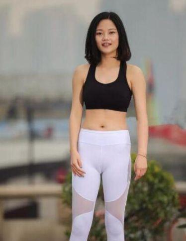 凹凸有致打底裤美女,遮不住的"三角区",是"隐约"间的