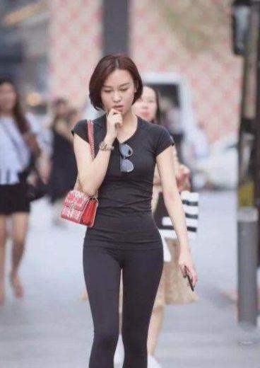 凹凸有致打底裤美女,遮不住的"三角区",是"隐约"间的