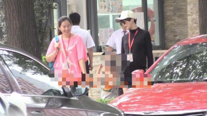 谢楠亲自接儿子放学,挺孕肚秀美腿气色超好