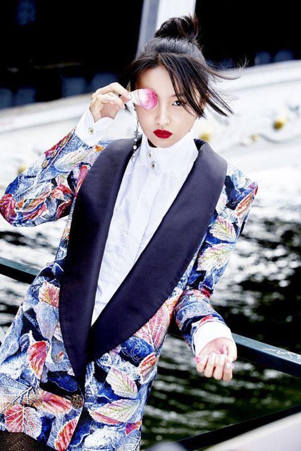 巴黎拍写真玩怀旧风，木村拓哉15岁爱女连登两杂志封面