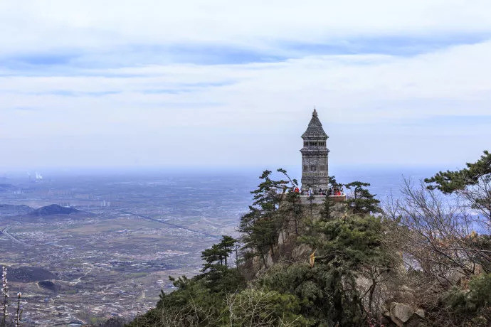 挂月峰顶的定光佛舍利塔 盘山胜景之一