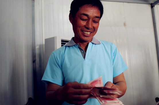 汉中堂宏广场保障农民工子女上学现场发放工资