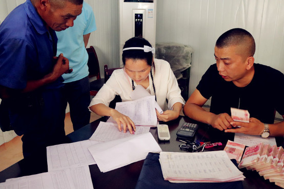 汉中堂宏广场保障农民工子女上学现场发放工资