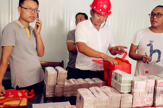 汉中堂宏广场保障农民工子女上学现场发放工资