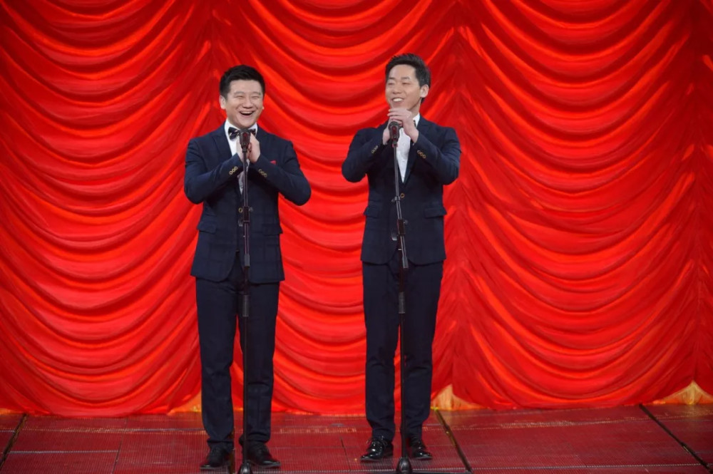 2016央视猴年春晚上,李寅飞(左)和李丁(右)表演相声《我知道》.