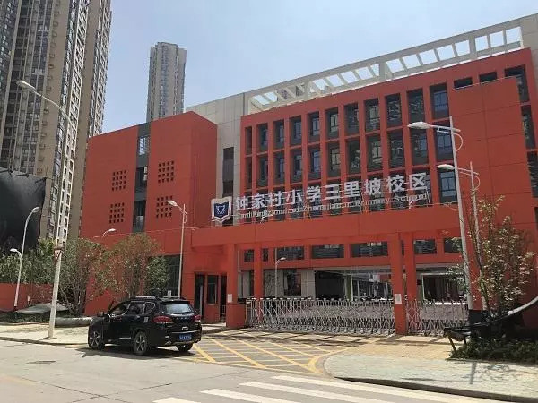 毗邻杨泗港快速通道的武汉市二桥中学芳草校区,是现代化初中