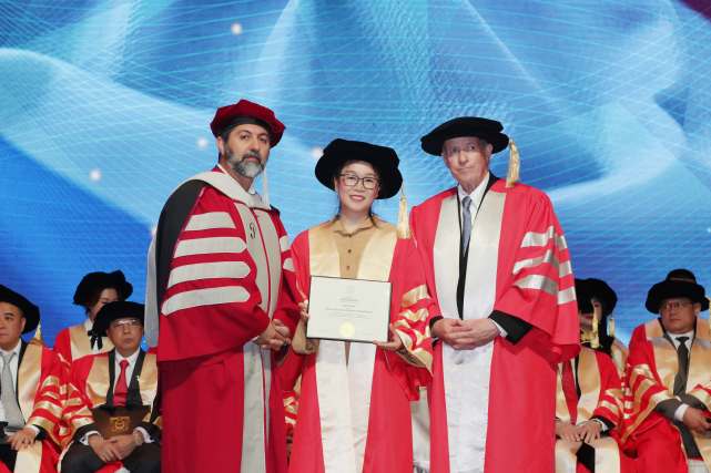 传播摩梭文化 周再春获颁世界华人杰出青年企