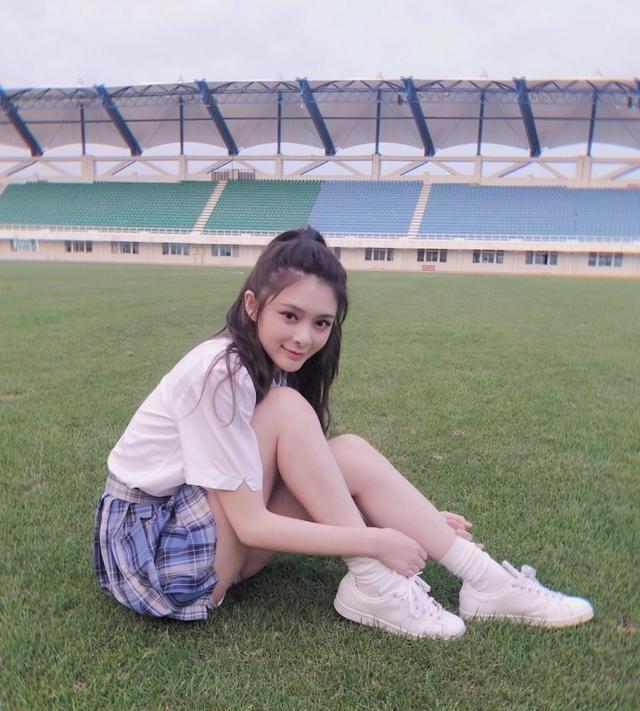 傅菁和杨超越校服短裙造型谁更美?龙丹妮谈火箭少女