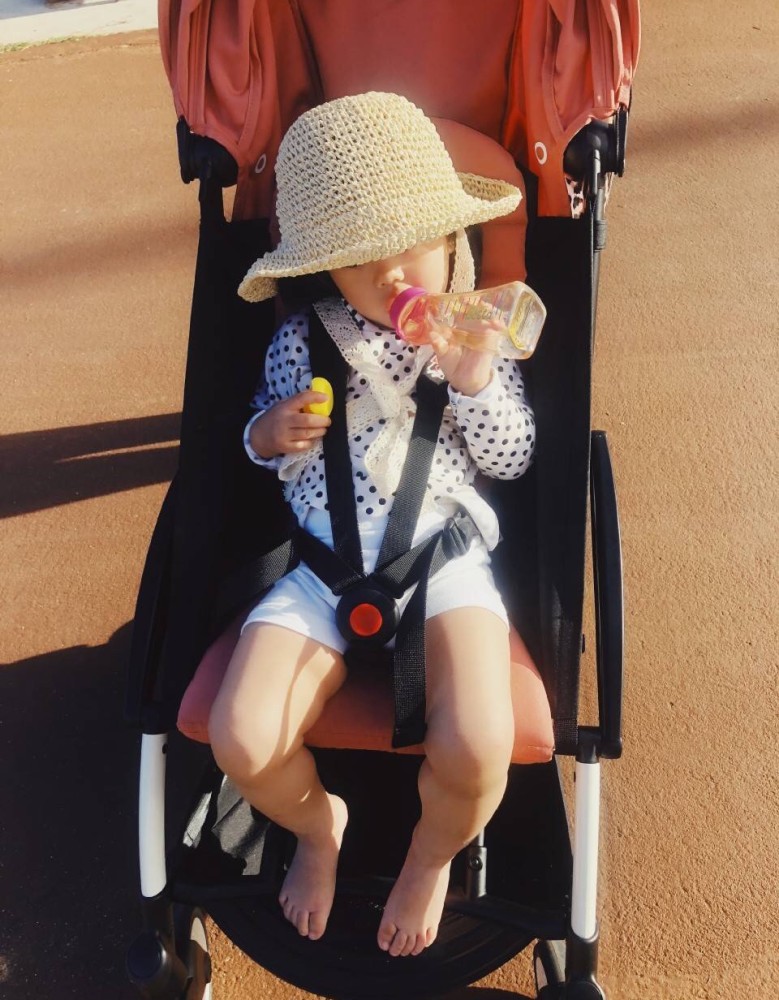 陈赫两岁女儿神似张子萱，网友：难怪成为女儿奴