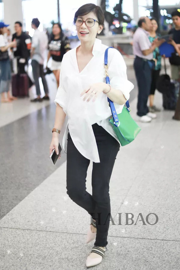 贾静雯2018年8月20日上海机场街拍 白衬衫:enfold 穆勒鞋:malone