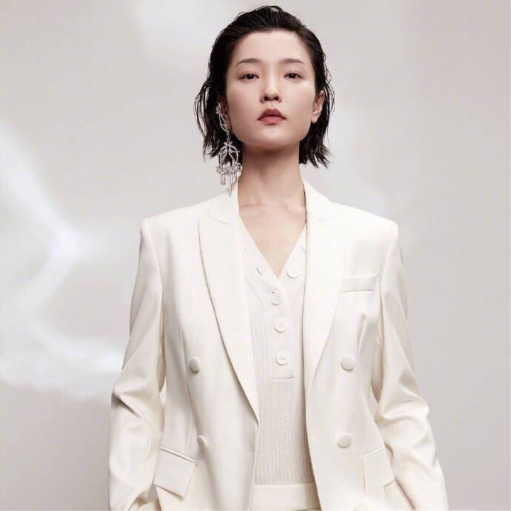 论超模衣品,不得不服杜鹃,机场全白look太帅了,这气场