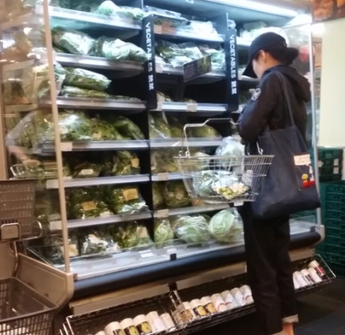 46岁“鱼蛋港姐”谭小环颜值保鲜，老公患癌仍不离不弃，夫妻逛超市超甜蜜