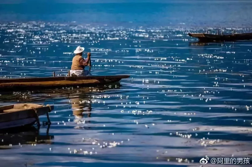 泸沽湖的水性杨花已开 你什么时候来?