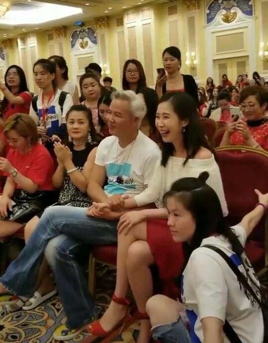 酒窝女神下嫁琼瑶御用小生，老公与陌生女子摩挲亲密，她置若罔闻
