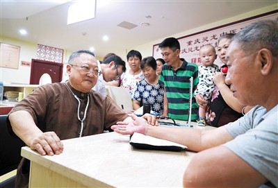 中医诊所遍地开花 看中医的年轻人多了