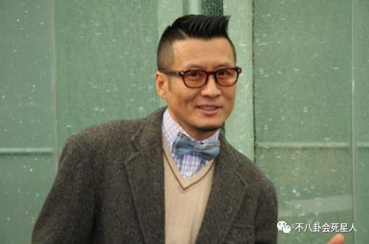 出道神似周润发，出演的角色霸占我们整个童年，今55靠走穴