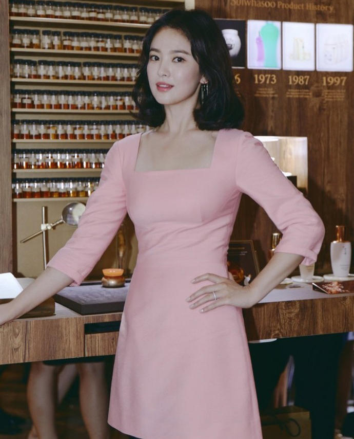 宋慧乔粉红装扮现身活动,嘴巴嘟嘟扮可爱,网友