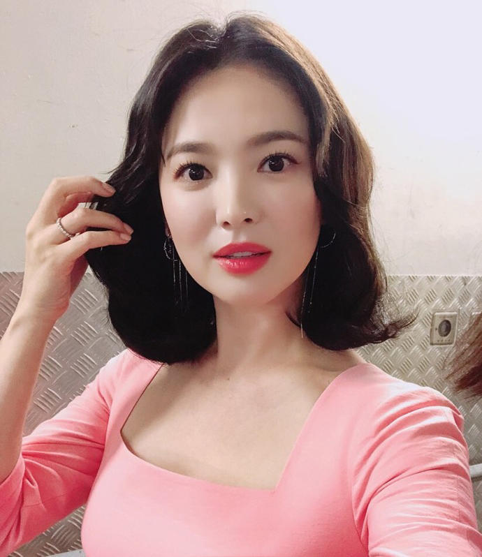 宋慧乔粉红装扮现身活动,嘴巴嘟嘟扮可爱,网友