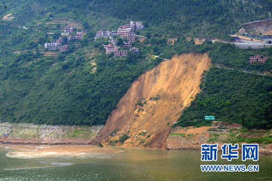 重慶巫山山體滑坡引發(fā)6米高涌浪 13艘船翻沉