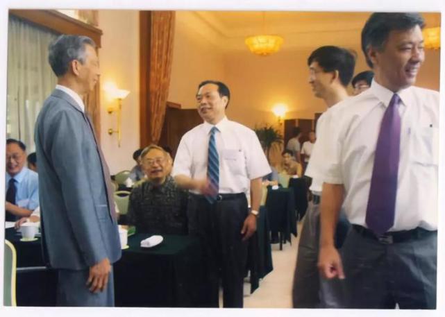 跨越两个世纪的相濡以沫 80岁院士照顾病妻10