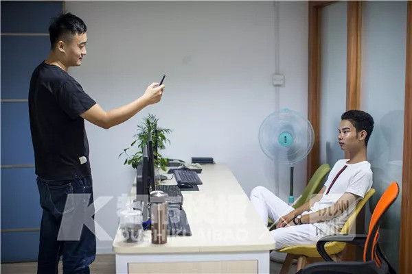 发际线男孩表情包走红网络 但他说:我一点不想