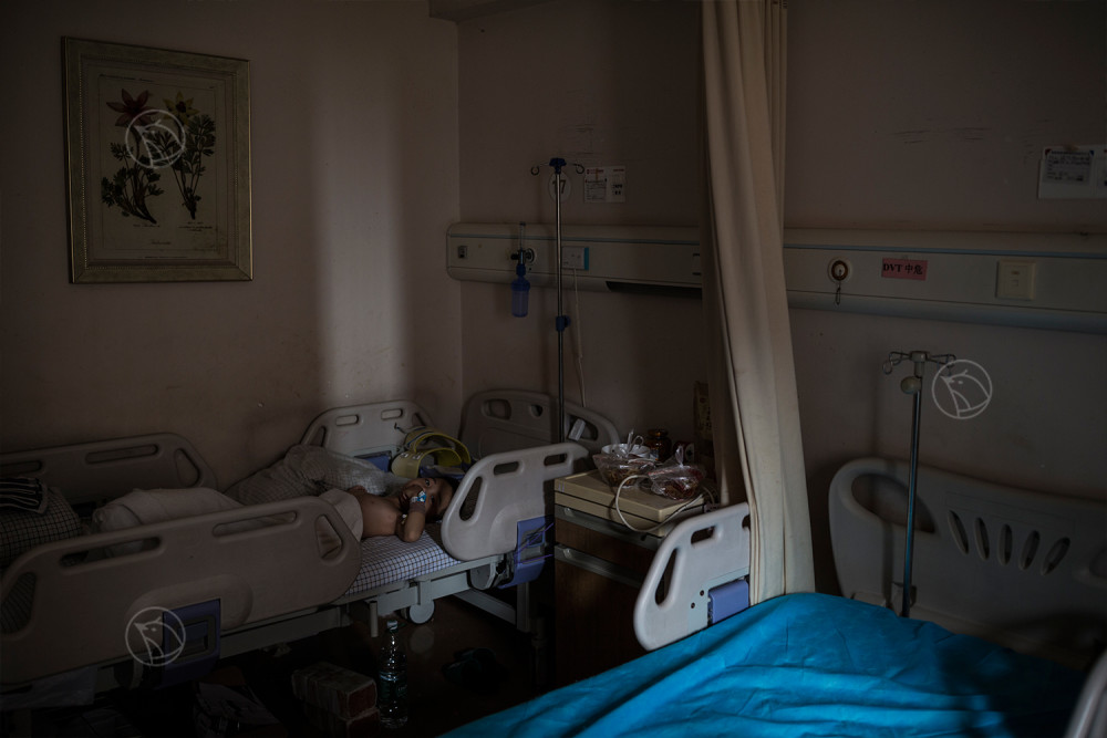 孩子满月后妻子离家出走 丈夫靠打零工供养脑