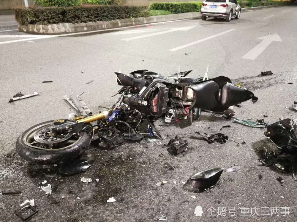 一辆摩托车在下穿道附近与一辆灰色小轿车相撞,事故造成摩托车上两人