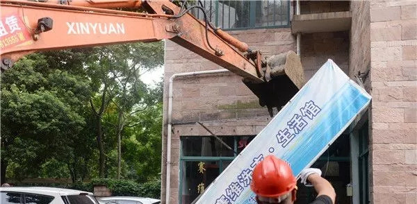 德金色晓岛小区21处违章建筑多次规劝无效被