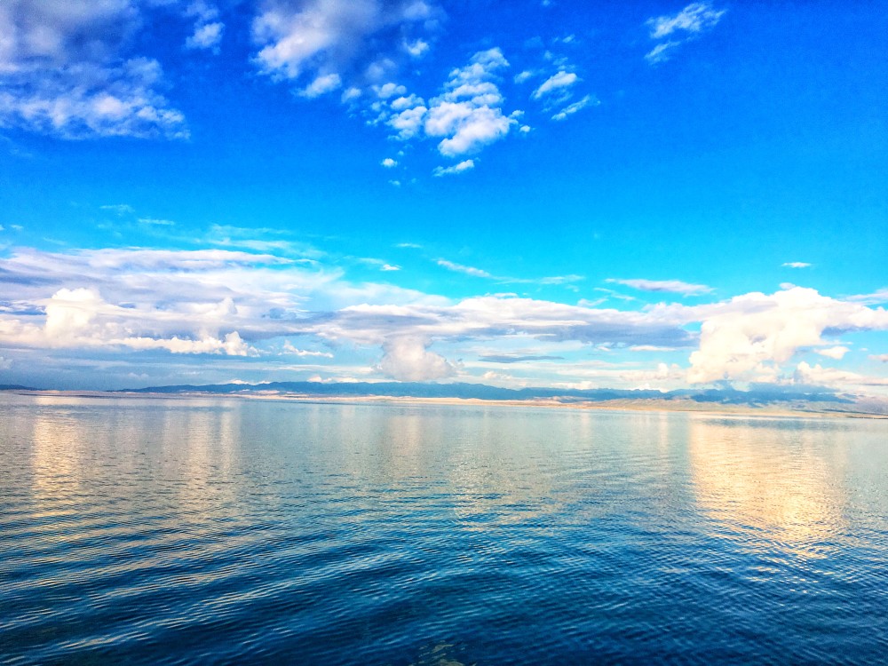 青海湖位于青海省刚察县南部,湖面海拔3195米,面积广达4583平方公里