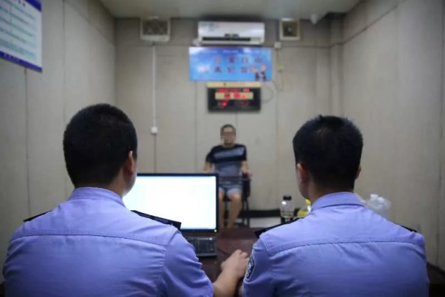 常德公园放蛇男子被拘留5日 他说放蛇是为了还