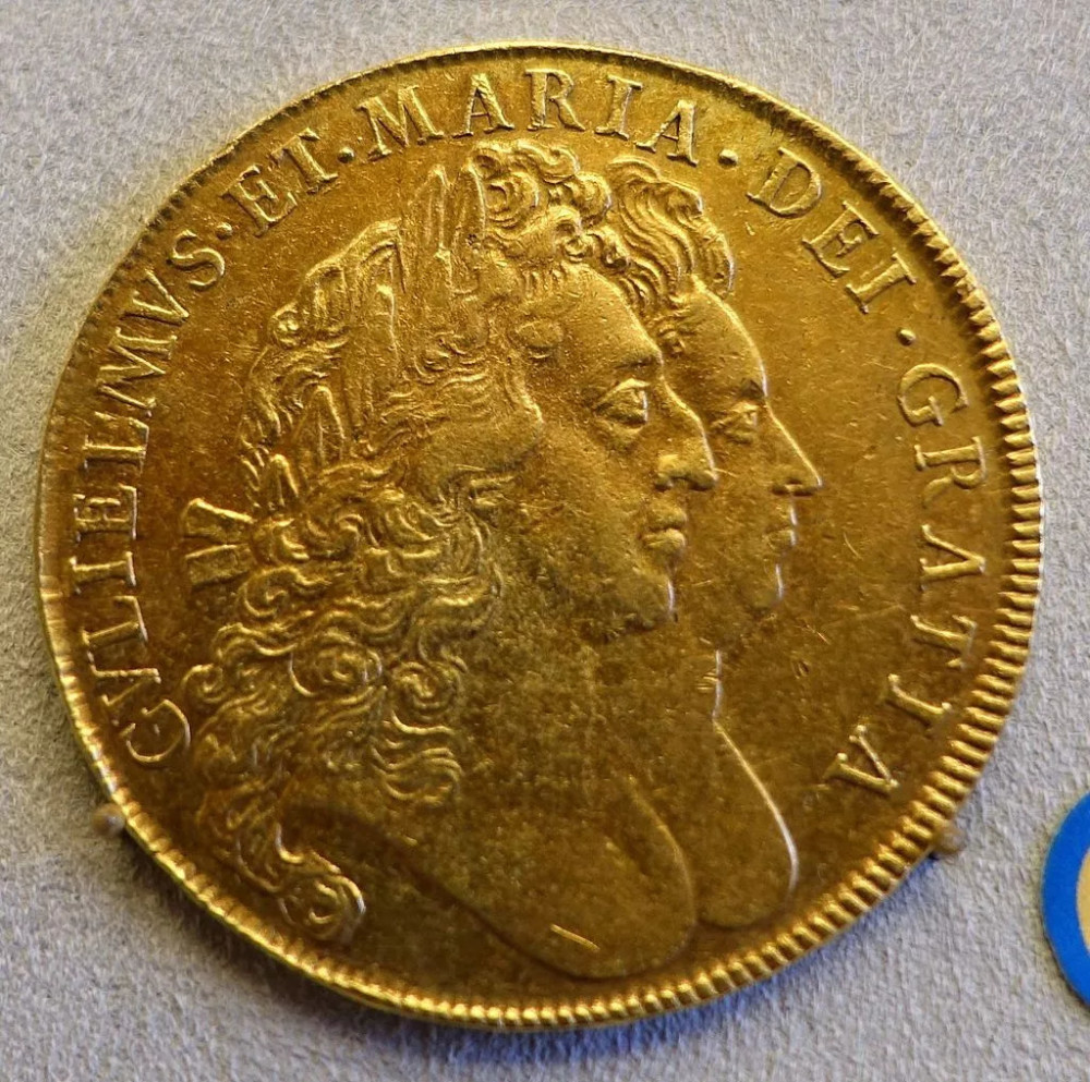 1692年铸造的5基尼金币上的威廉三世和玛丽二世头像 从上表中还可以
