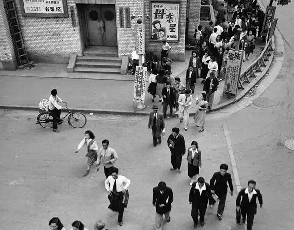 1950年代,日本一户人家的全家福.1950年代,贫民窟里的巷道.