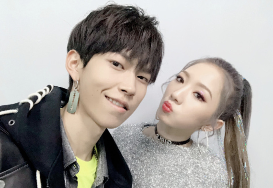 孟美岐晒与李宇春华晨宇合照,自责表演忘词,网