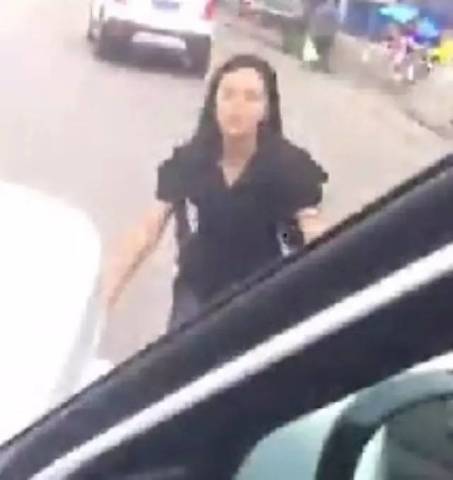 实拍:街头碰瓷女,用头撞汽车,车主笑惨.